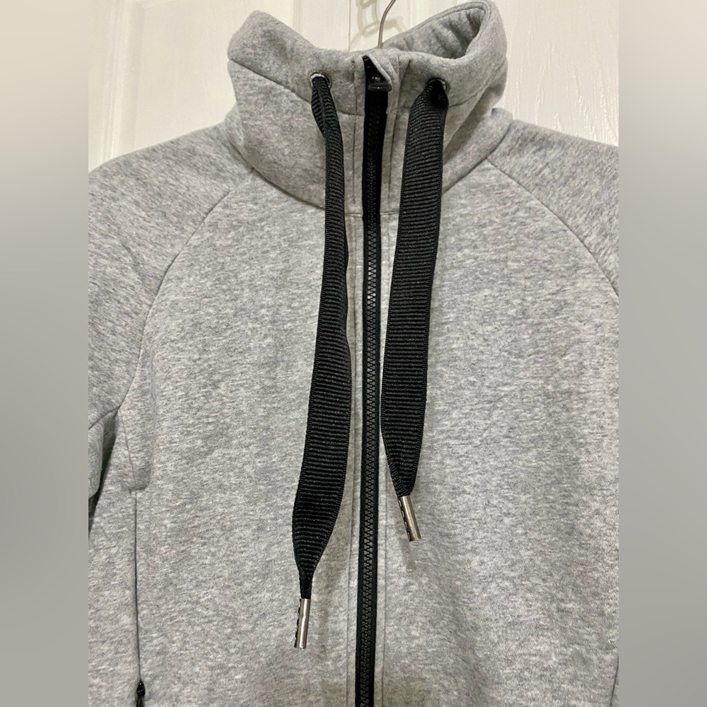 Lululemon Lined Full Zip Up Athletic Jacket Size 8 Adjustable Waist Phone Pocket - Picture 2 of 6